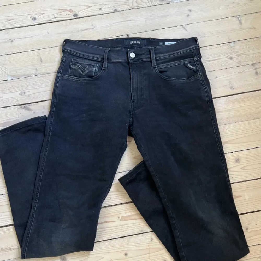 Svarta replay jeans i storlek 32/34. Toppen skick!. Jeans & Byxor.