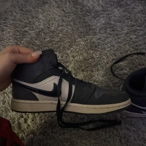 Jordan 1 sandy purple  - Säljer dessa pga att jag inte använder dem. Storlek 37.5 köptes hos restock hemsida. Väldigt sköna o fina skor