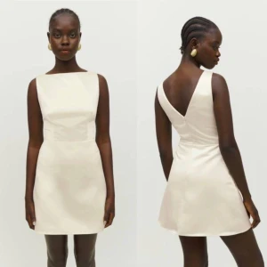 Reformation Zenni dress  - Ny med tagg klänning från Reformation, i färgen ”pale yellow” som inte längre säljs. Size 2/xs. Original price: 4 450kr  NWT Reformation Zenni dress, size 2 in the color of ”Pale yellow” that’s no longer available. 