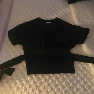 Tröja med knytning  - Söt tröja med knytning vid ryggen, använd en gång och har inga defekter. Skriv för fler bilder och lägg gärna prisförslag 