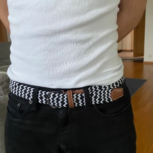 Bälte  - Perfekt bälte som passar till allting! ( sprillans nytt)