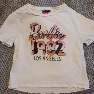 Barbie t-shirt - Köpt på Zara för ett par år sen men har aldrig t-shirt på mig så säljer den. Har dock lyckats få en fläck som jag ej vet hur man får bort.
