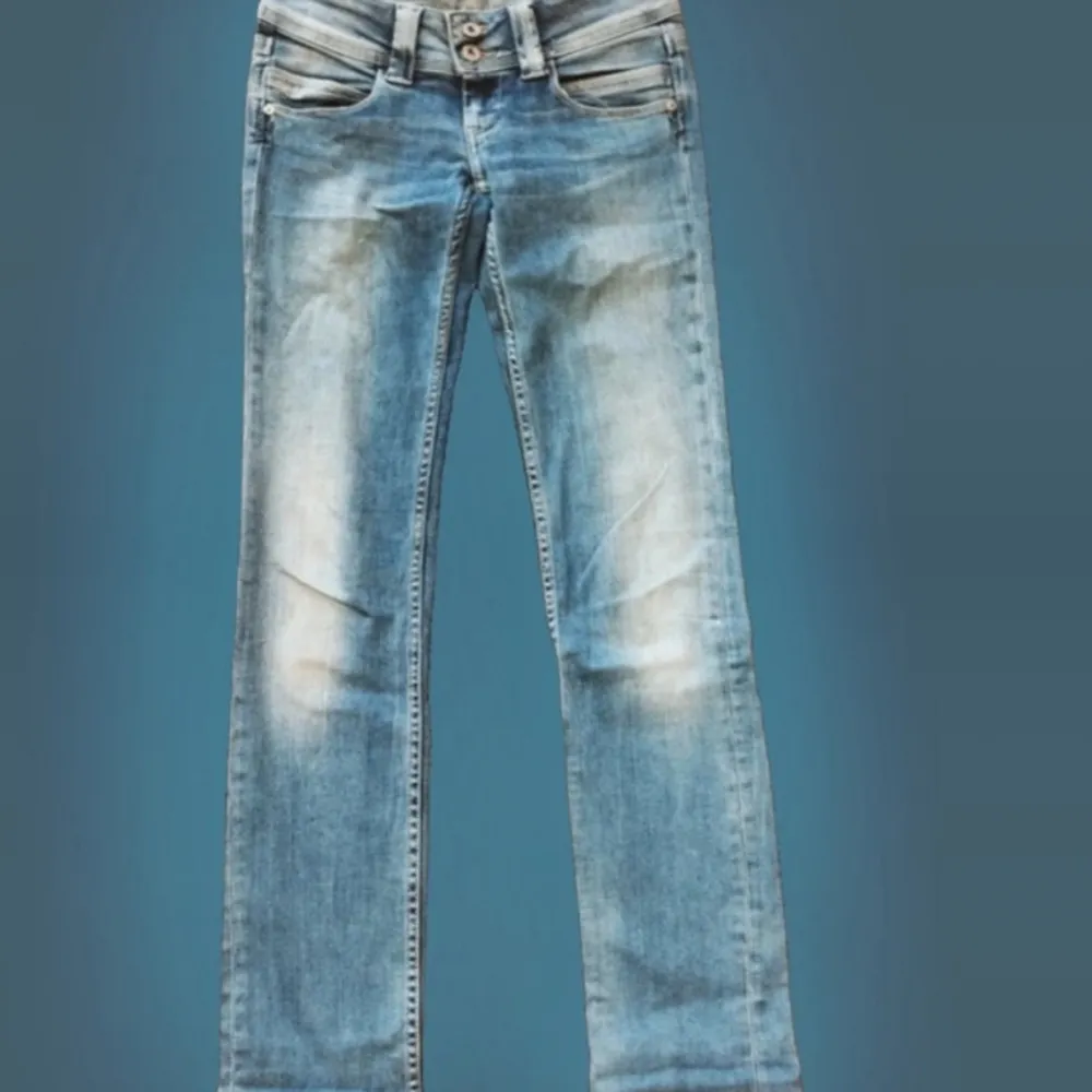 Så fina jeans med lågmidjade från Pepe Jeans😍😍 Färgen är en dröm!!🩵 Säljer då de tyvärr har blivit för små för mig, passar någon som är runt 165, 170. Kan gå ner i pris vid snabb affär!💗. Jeans & Byxor.