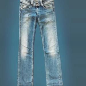 low waist jeans - Så fina jeans med lågmidjade från Pepe Jeans😍😍 Färgen är en dröm!!🩵 Säljer då de tyvärr har blivit för små för mig, passar någon som är runt 165, 170. Kan gå ner i pris vid snabb affär!💗