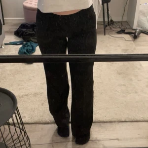 Lågmidjade kostymbyxor  - Lågmidjade kostymbyxor från madlady 🖤 liten söm på baksidan som gått upp men som lätt går att sy igen, skicka för att se defekt 😊