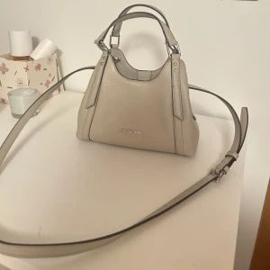 Micheal kors väska - Jag säljer min fina micheal kors väska som inte kommer till användning för mig, den är i nyskick och har aldrig använts. Pris går att diskuteras😁