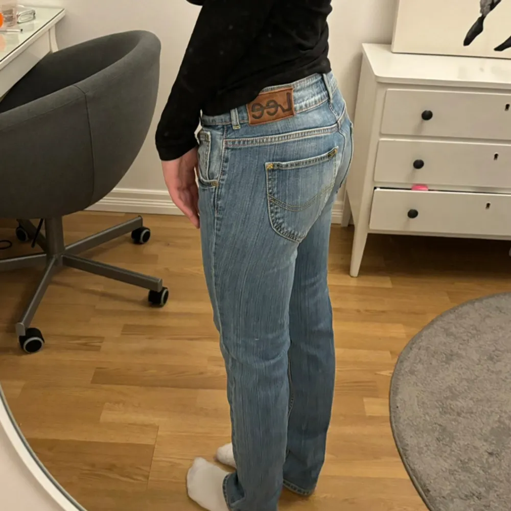 Ett par as snygga Lågmidjade Lee jeans i storlek 34/ xs.  Midja: 39cm rakt över  innerbenslängd: 76cm. Jeans & Byxor.