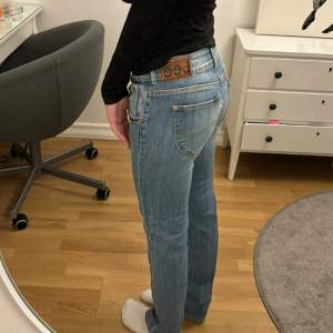 Ett par as snygga Lågmidjade Lee jeans i storlek 34/ xs.  Midja: 39cm rakt över  innerbenslängd: 76cm