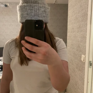Grå Mössa - Grå mössa från Selected Femme i alpacka mix. I princip helt ny, säljes då jag ej får användning för den.