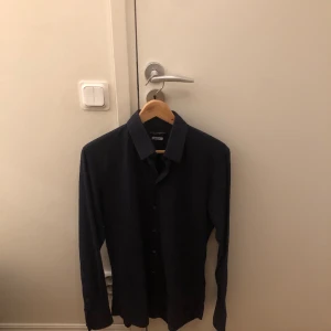 Dolce & Gabbana skjorta - Det är nästan ny skjorta som visar tendens på gammal peng stil. Köp denna skjortan för att för att visa mer klass än de andra!