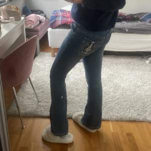 Så snygga mörkblå bootcut jeans, sitter bra på mig som är 165 och oftast har 36, men de är stretchiga så passar både mindre och större!!