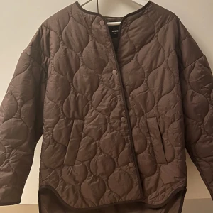 Brun kiltad jacka  - Jätte fin brun vårjacka från bik bok som tyvärr inte kommer till användning. Storlek xs men passar även s och m. 