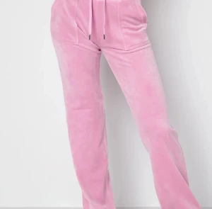 bytes juicy couture - köpes/bytes mina as snygga rosa juicy couture byxor, de är helt oanvända o har kvar prislapp. d är barnstorlek 14/15 men skulle säga XS/S/M o de har samma design som vuxenstrl💕kan byta mot ett par helst blå/rosa/gröna i strl XXS elr en mindre barnstorlek💗