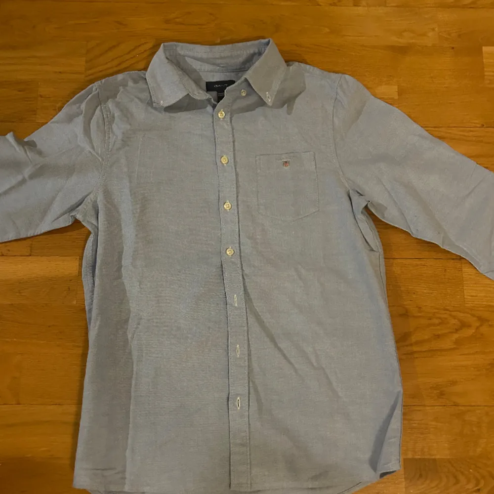 Säljer denna fina Gant skjorta. Originalpris 800 djur och rökfritt hem. Storlek 152. . Skjortor.