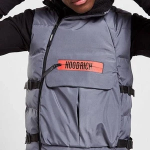 Hoodrich väst  - Köpt för ett tag sen använd 1 gång skick 10/10 Kom privat för bilder på den