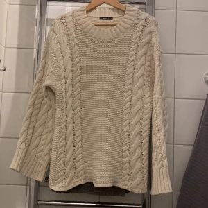 Populär kabelstickad tröja från Gina - Jättefin stickad tröja från Gina. Strl M.  Använd och tvättad 1 gång. 