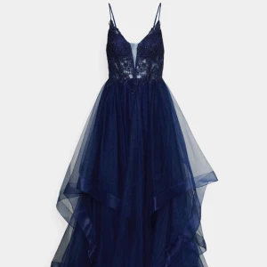 Balklänning  - Säljer nu min balklänning, marinblå super fin färg med öppen rygg! Endast använd en gång så i bra skick 💙(original pris 3025kr) sista bilden är lånad!