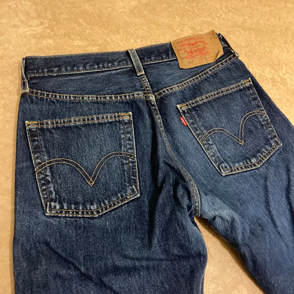 Mörkblåa Levis 501 jeans i regular fit.. Jeans & Byxor.