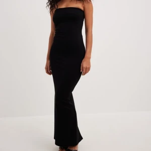 Tubklänning från nakd - Svart tubklänning från nakd med slits. Helt oanvänd, nypris 400 kr