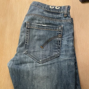 Dondup Jeans - Säljer nu två av mina riktigt feta dondup jeans då jag inte använder de längre. Båda jeansen är i riktigt bra skick då de knappt använts.  Säljer de blåa för 700 (strlek 33) och de gråa för 500 (strlek 31). Bara att höra av sig om fler frågor!