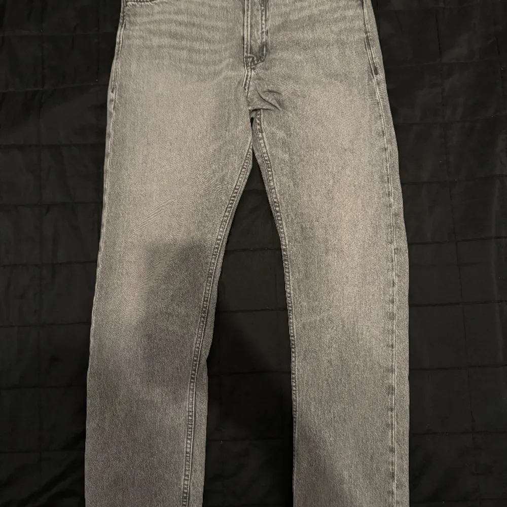 Snygga jeans till ett bra pris, använda fåtal gånger. Inga flaws eller annat. Kom pm för mer frågor eller funderingar!. Jeans & Byxor.