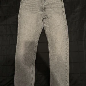 Gråa jeans - Snygga jeans till ett bra pris, använda fåtal gånger. Inga flaws eller annat. Kom pm för mer frågor eller funderingar!
