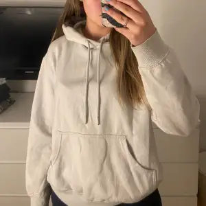 En jättefin blå/vit hoodie som inte används längre. Väl använd därav priset. Hör av dig vid frågor!❤️