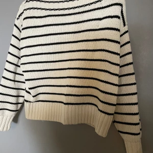 Ny stickad tröja  - Populär Gina tröja som är helt ny utan prislapp. Säljer som sagt för att jag behöver pengar. Inga defekter och super elegant och fin stickad tröja.  Passar mig som mestadels har s. 