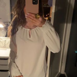 Vit blus  - Super söt vero Moda blus i färgen vit. Har ur snygga knappar på baksidan och har används flitigt. Inga defekter och är nästan som ny. Skriv vid frågor.💕