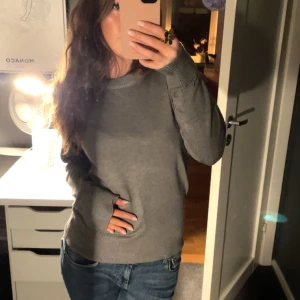 Saint tropez  - Grå stickad tröja.