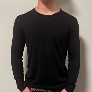 Tjena, säljer nu denna skit snygga tröja från J.Lindberg i merinoull | Storleken är L | Färgen är svart och skicket är 9/10 | Modellen är ca 181 cm | Hör gärna av dig vid minsta lilla fundering 😊 