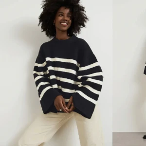 Stickad tröja med slits - Säljer denna stickade tröja med slits i ärmarna och kanten, den är lite nopprig annars i fint skick, bilderna är från tjejen jag köpte den av💕