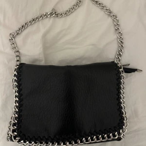 Tiamo väska - Jag säljer min tiamo väska som är den mellersta storleken, den är knappt använd och är i jätte bra skick