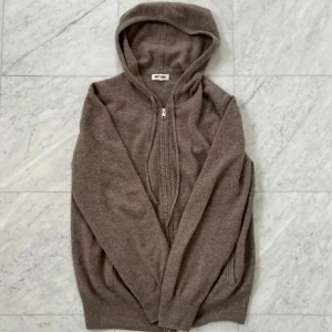 Soft goat hoodie  - Det ör en soft goat hoodie i storlek m den är använda 2-4 gånger då jag har växt ut den och köpt för länge sen 