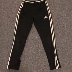  svarta Adidas byxor  - Bra 