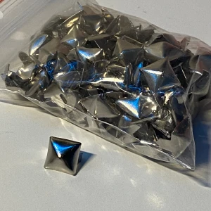 Lösa nitar pyramid 100-pack - 100-pack med lösa pyramidnitar. Köpta på Blue fox. Vissa använda men går att återanvända lätt. Nypris 159kr
