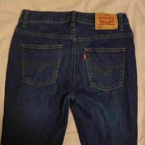Slimfit Levi’s Jeans mörk blå för barn - Jeansen är i bra skick, inga fläckar eller hål. Använda ett par gånger.