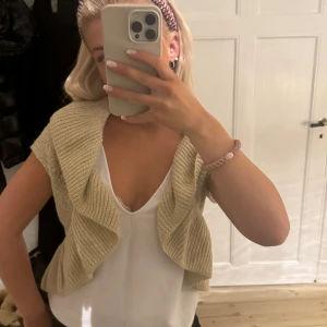 Guld volang kofta  - Guldig volang kofta så så fin verkligen