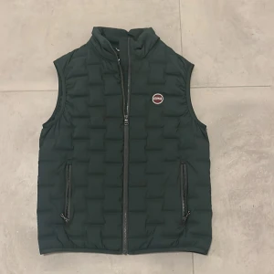 Colmar väst - Västen har använts extremt få gånger. Men har ändå lyckats göra ett litet hål som är igen sytt. Som tur är så syns det inte ut ifrån. Pris går att diskutera. Hör av dig vid funderingar!