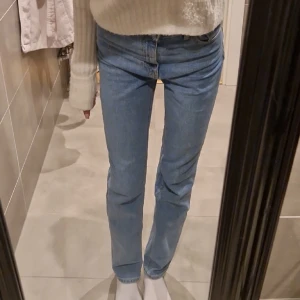 Jeans - Säljer dessa snygga jeans då de inte kommer till användning längre. Jeansen är använda men är fortfarande i ett väldigt bra skick. Jag är 166cm.  Bara att skriva om du undrar något :) 