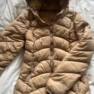 tunn beige dunjacka  - en tunn beige dun jacka 💓