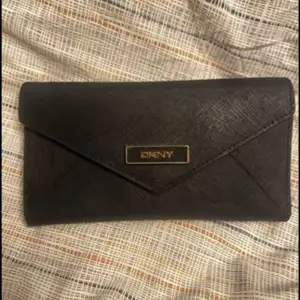 Svart Dkny plånbok 17x10 cm 