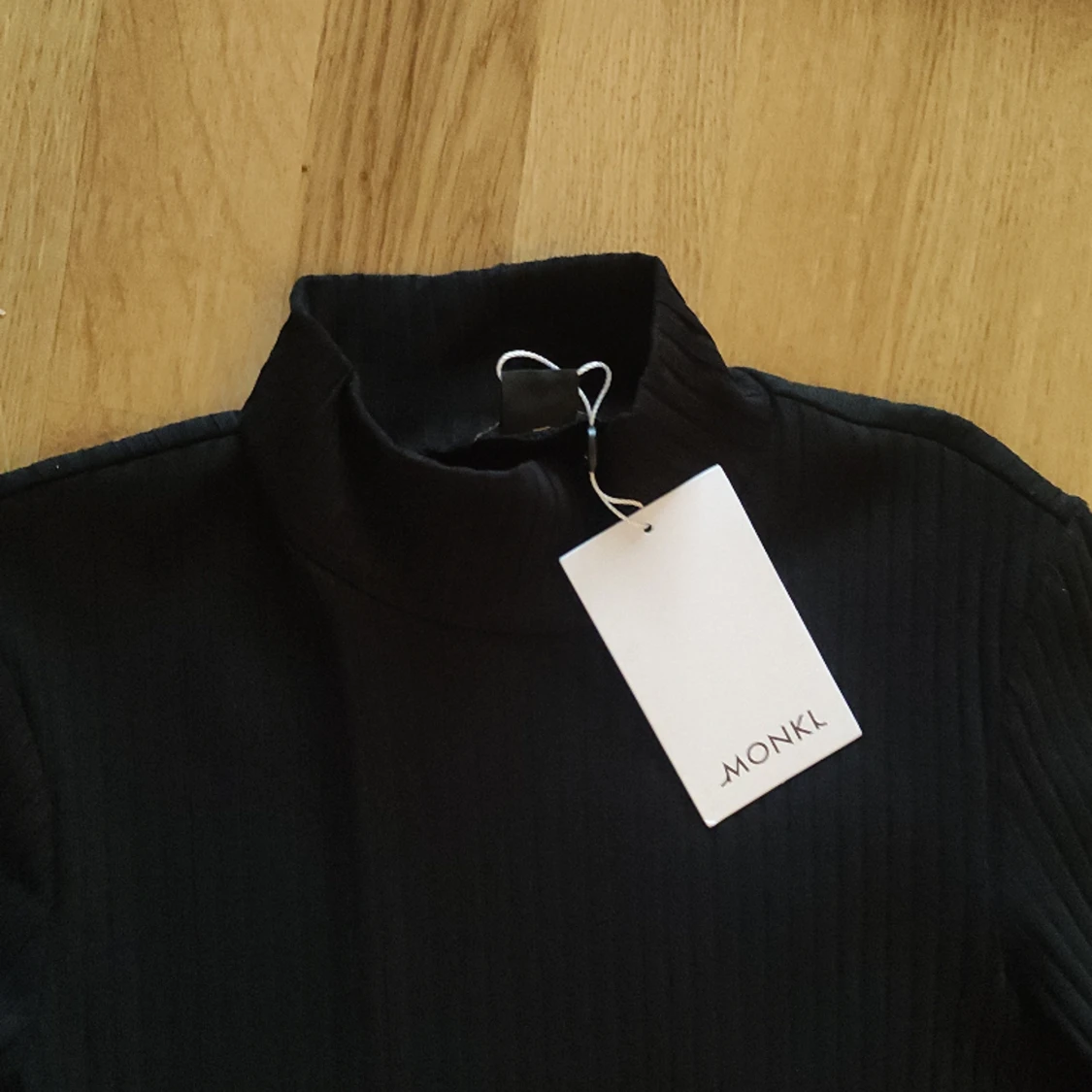 Svart ribbad klänning med polokrage, oanvänd  - 90