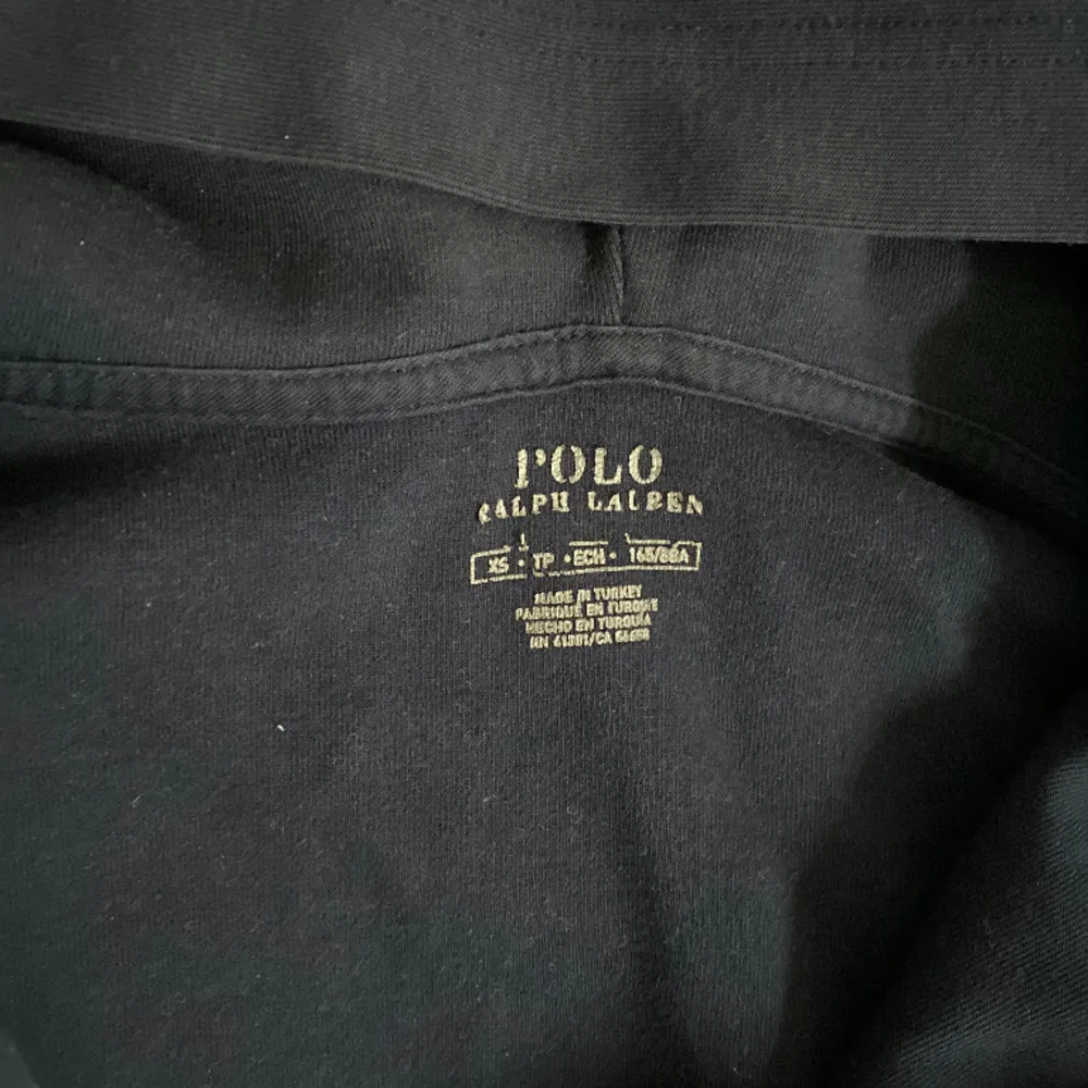 Hej! Jag säljer denna Ralph lauren tröja i strlk xs. Den är i 7/10 skick. Nypris ca 1500kr jag säljer den för 750kr pris kan diskuteras vid snabb affär.. Tröjor & Koftor.