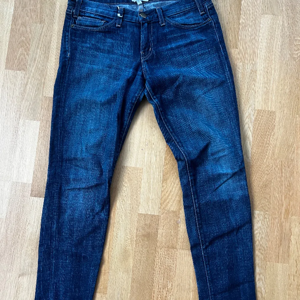 Hej! Säljer ett par blåa jeans från Current Elliott. Skick 7/10. Storlek W30. Nypeis ligger runt 3000kr men jag säljer för 300kr Hör av vid frågor😊. Jeans & Byxor.