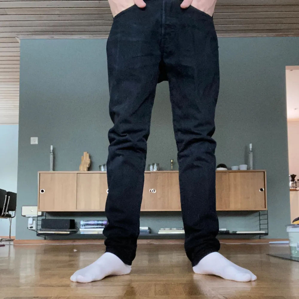 Ett par fina jeans från Levi’s Sparsamt använda Pris kan diskuteras vid en snabb affär. . Jeans & Byxor.