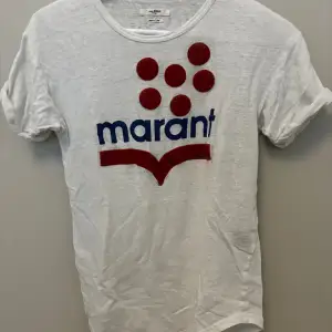 T-shirt i storlek M kan användas för någon som är i storlek S om man gillar lite loose-fit.   T-shirt är använd. 