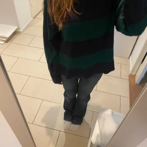 Grön och blå tjocktröja  - En blå och grön tjocktröja som är perfekt för  när man blir kall med stickade änder