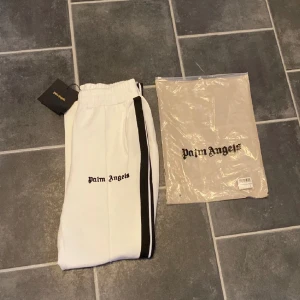Palm angels byxor - säljer pågrund av att dom inte passar mig. cond 7/10. kan gå ner i pris vid snabb affär. 