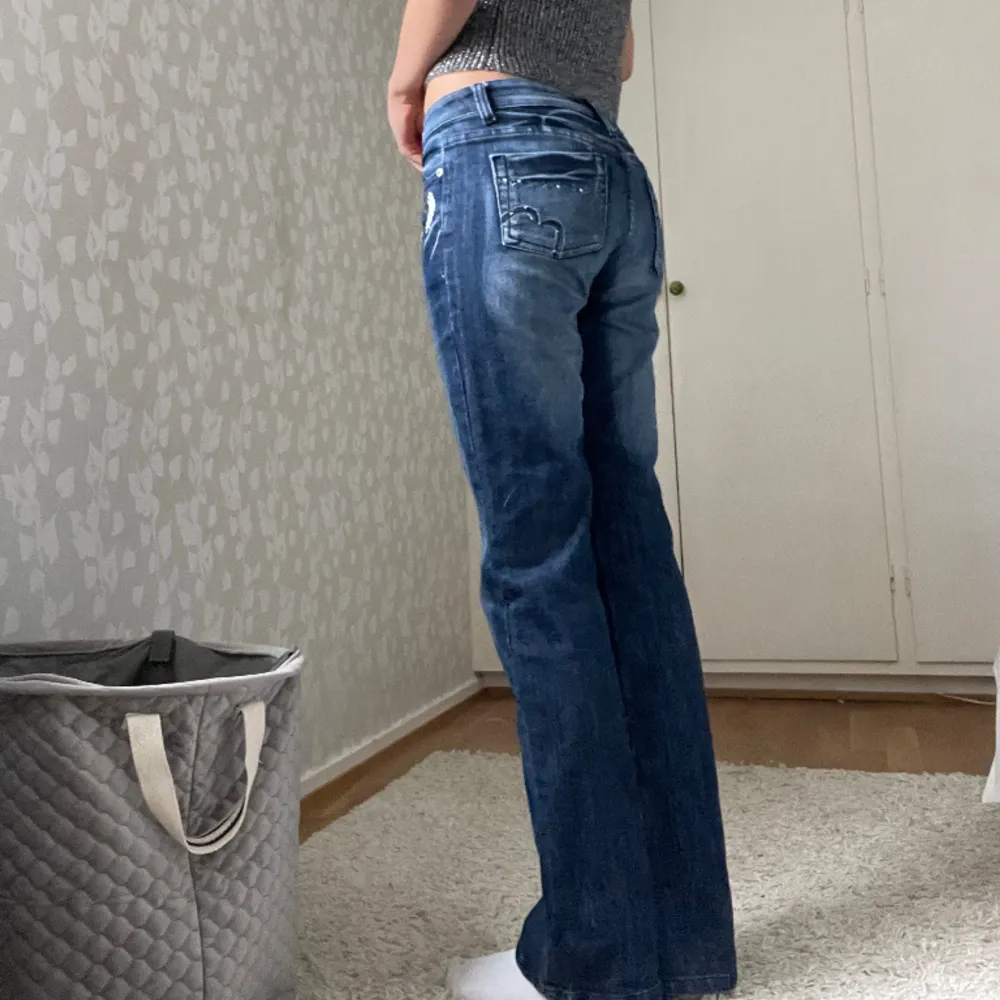 Super snygga!! Innerbenslängden-81cm  Midjemåttet-39cm 🙌🏻🙌🏻. Jeans & Byxor.